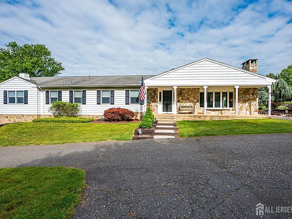 3rd image of 327 Summer Rd