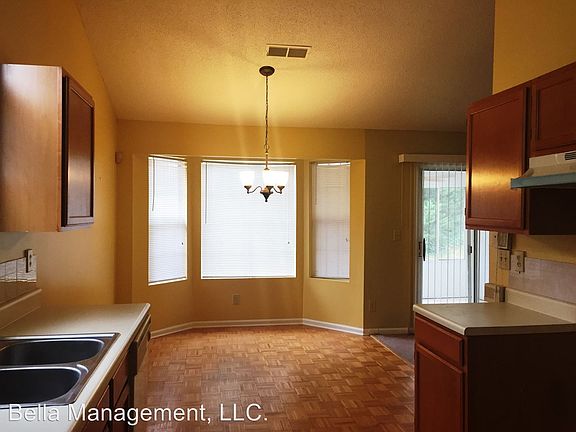 3rd image of 669 Kilkenny Cir