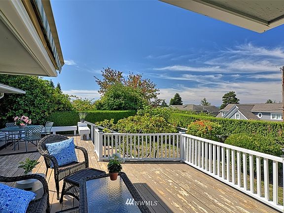 Large private deck, fully fenced and ready to enjoy some outdoor time with family and friends!