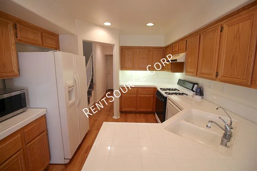 3 Bedroom Townhome For Rent in Canyon Park Carriage! — Photo 4