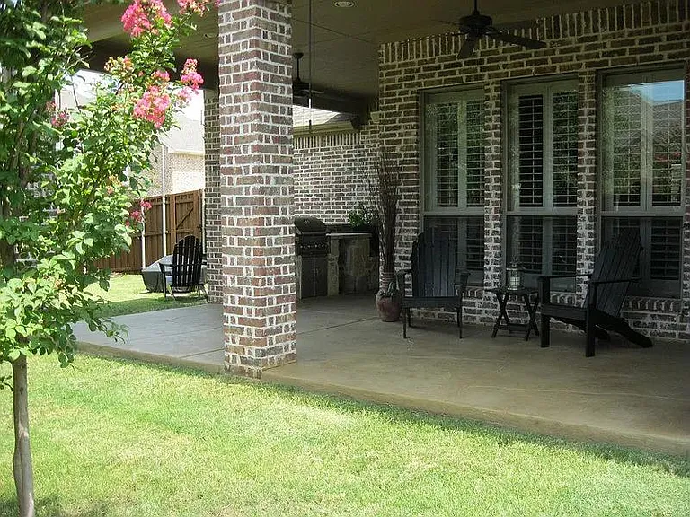 906 Greystone Dr — Photo 3