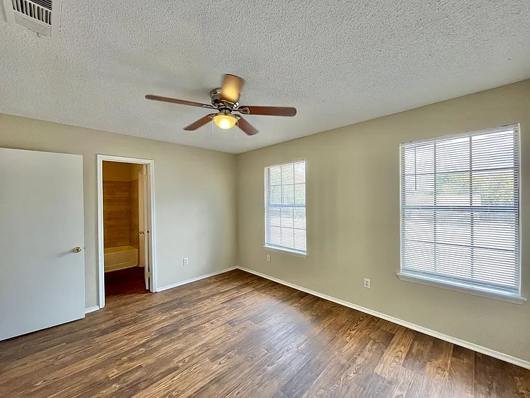 2416 Grasslands Dr — Photo 11