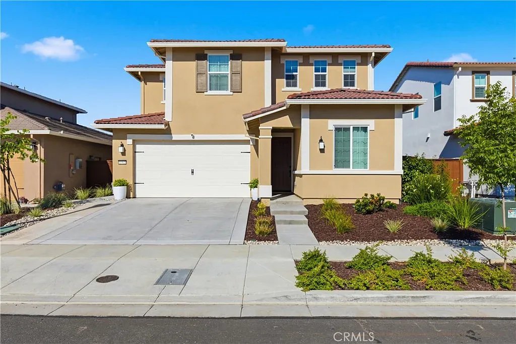 4 bed, 2394 sqft, $1,000 — Photo 1