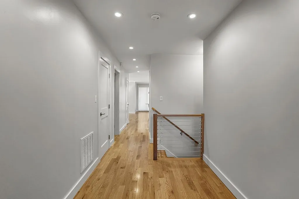 3 bed, 3.0 bath, 1644 sqft, $5,300 — Photo 2