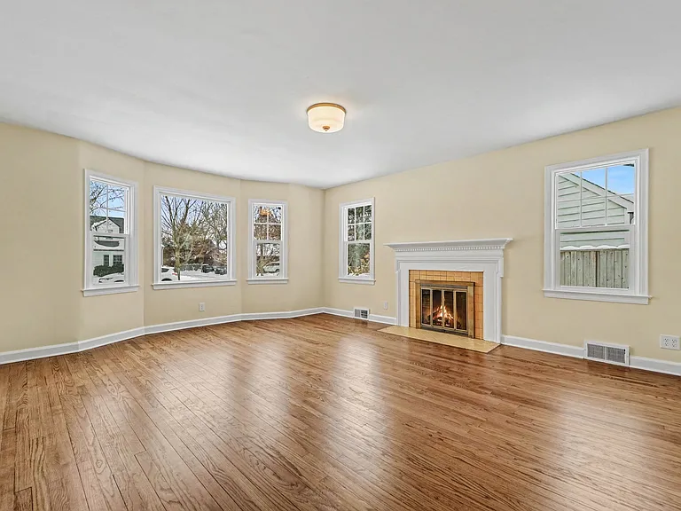 303 Wesley St — Photo 10