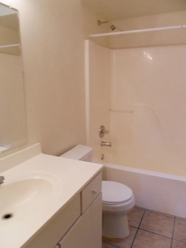 1320 E Adams St — Photo 3