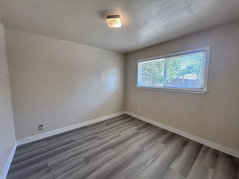 208 Talisman Dr — Photo 8