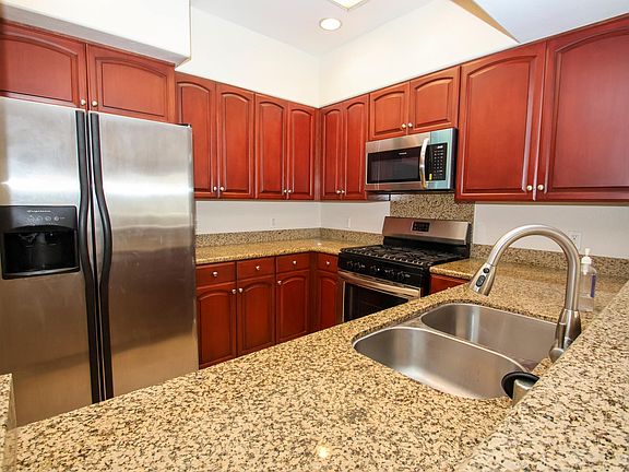 2nd image of 10616 Moorpark St APT 203