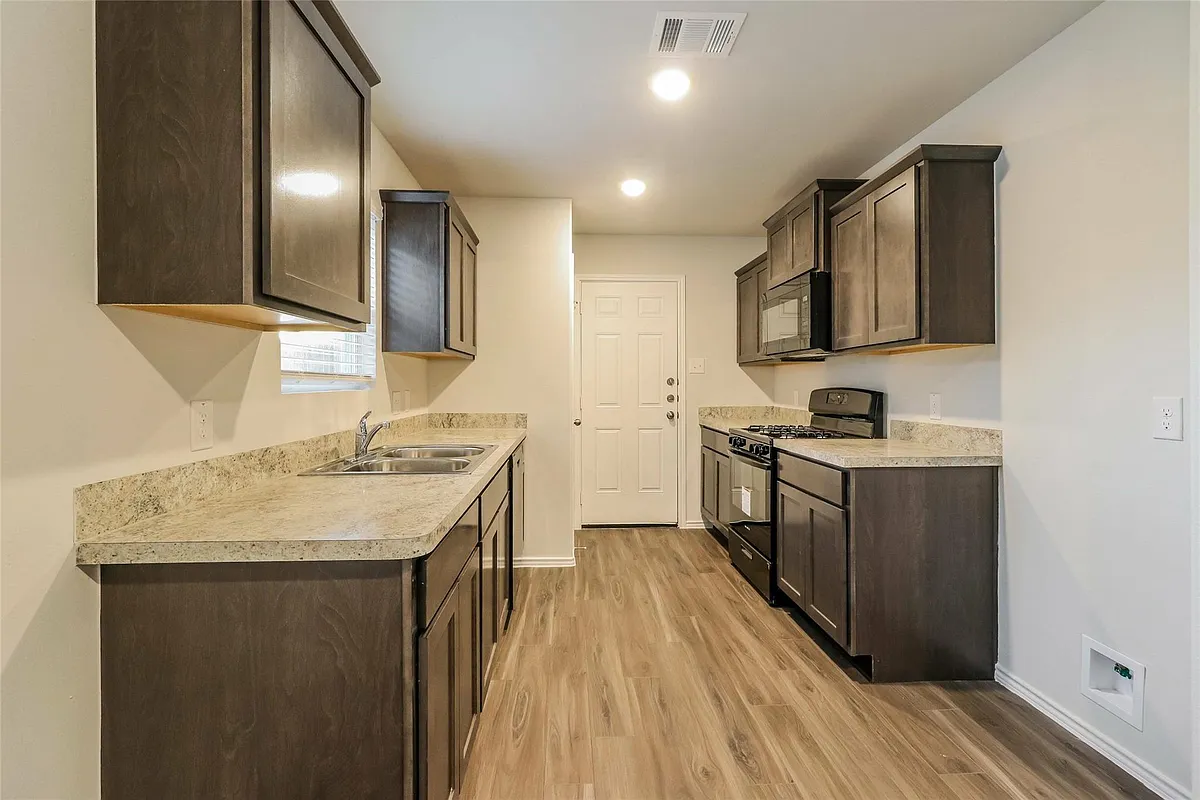 Building Photo - 2166 Middle Ridge Dr