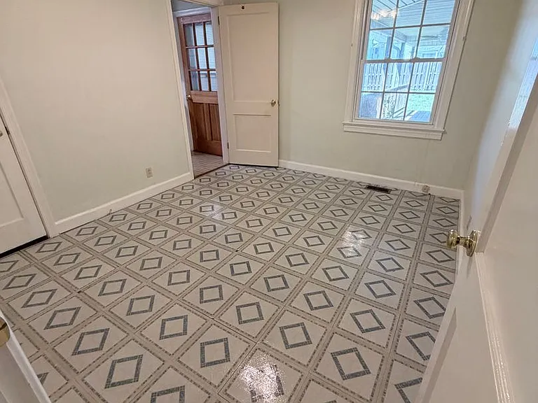 1304 Gracewood Dr — Photo 4