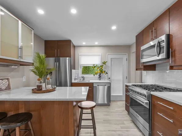 2 Chestnut St, Elmwood Park, NJ 07407