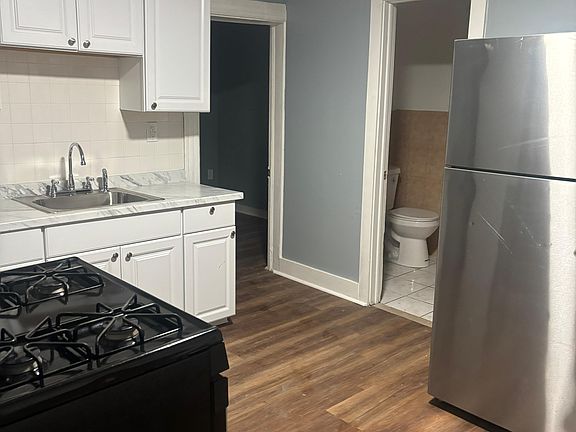 3rd image of 884 Yorkston St Floor 1