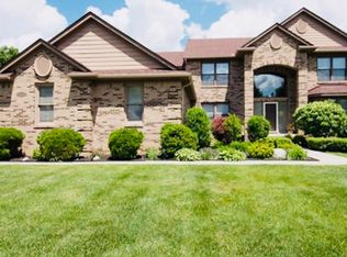 711 Roxbury Ct, Orion, MI 48359