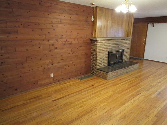 3rd image of 15303 Woodland Ave E