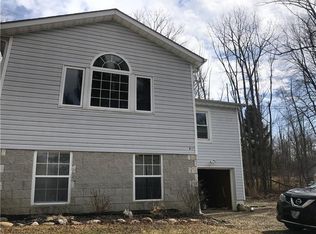 12105 Lake Dr, Burton, OH 44021