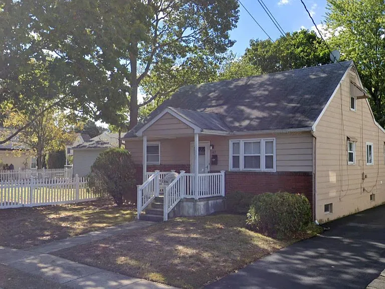 107 Laurel Ave — Photo 2