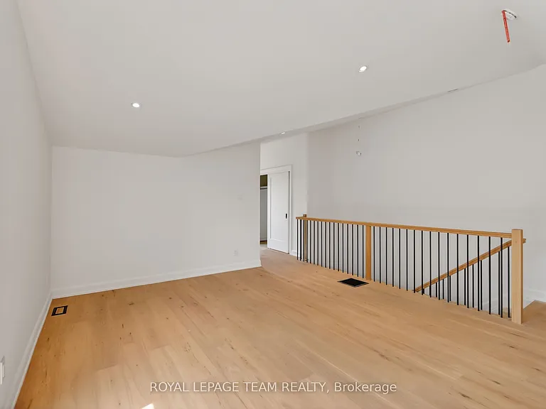 608 Tweedsmuir Ave #A — Photo 33