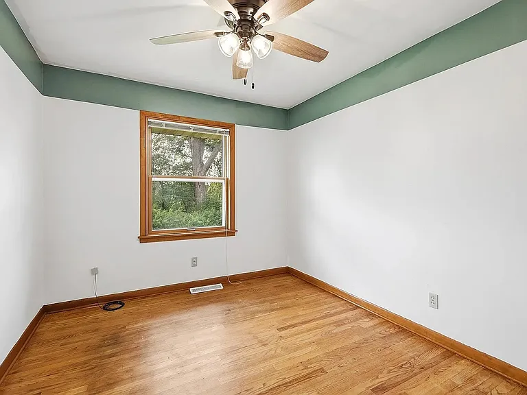 1040 Clara Ct — Photo 6