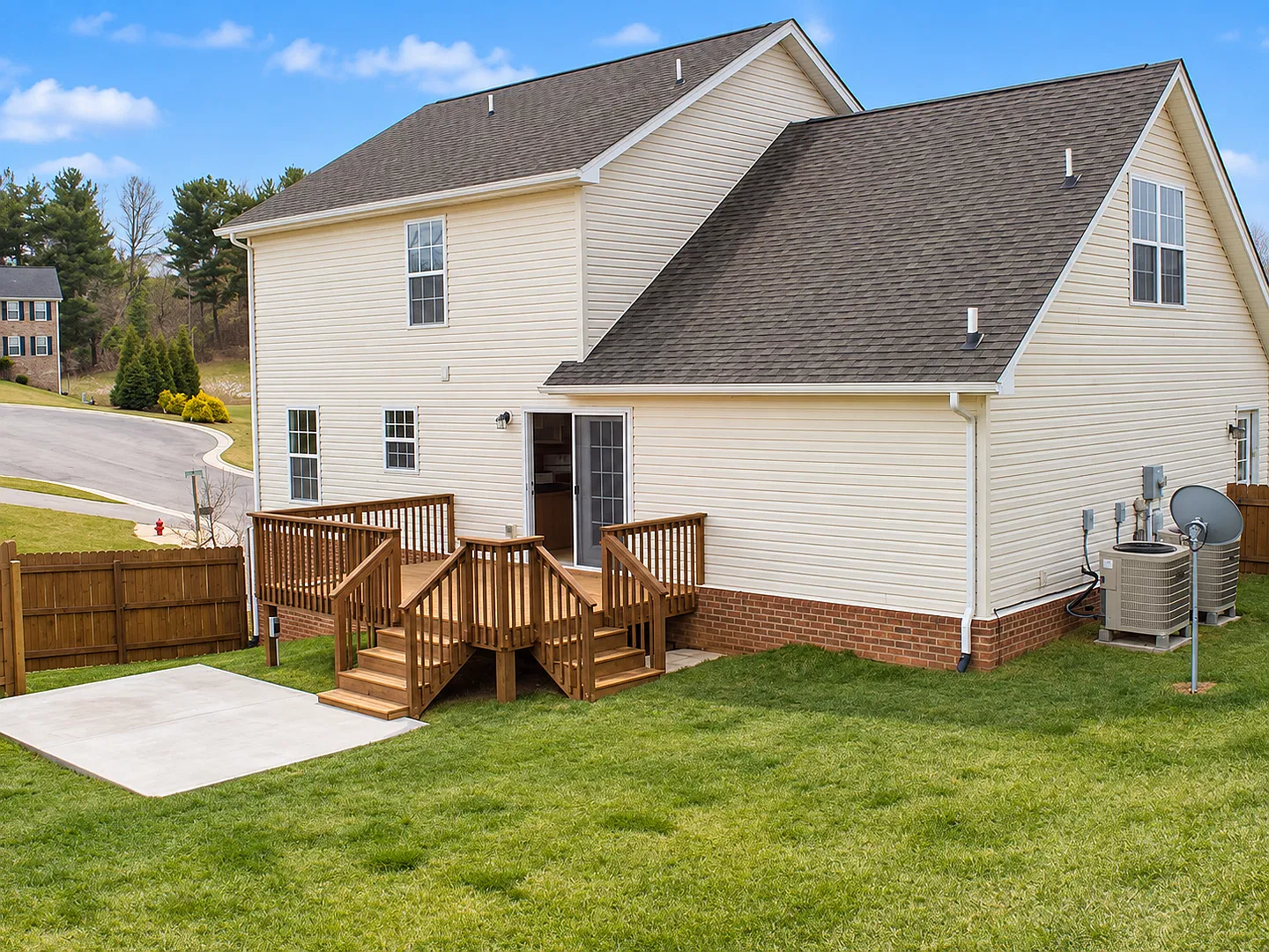 Spacious 4-Bedroom Home with 2-Car Garage, Fenced Backyard & Full Basement in Christiansburg! — Photo 2