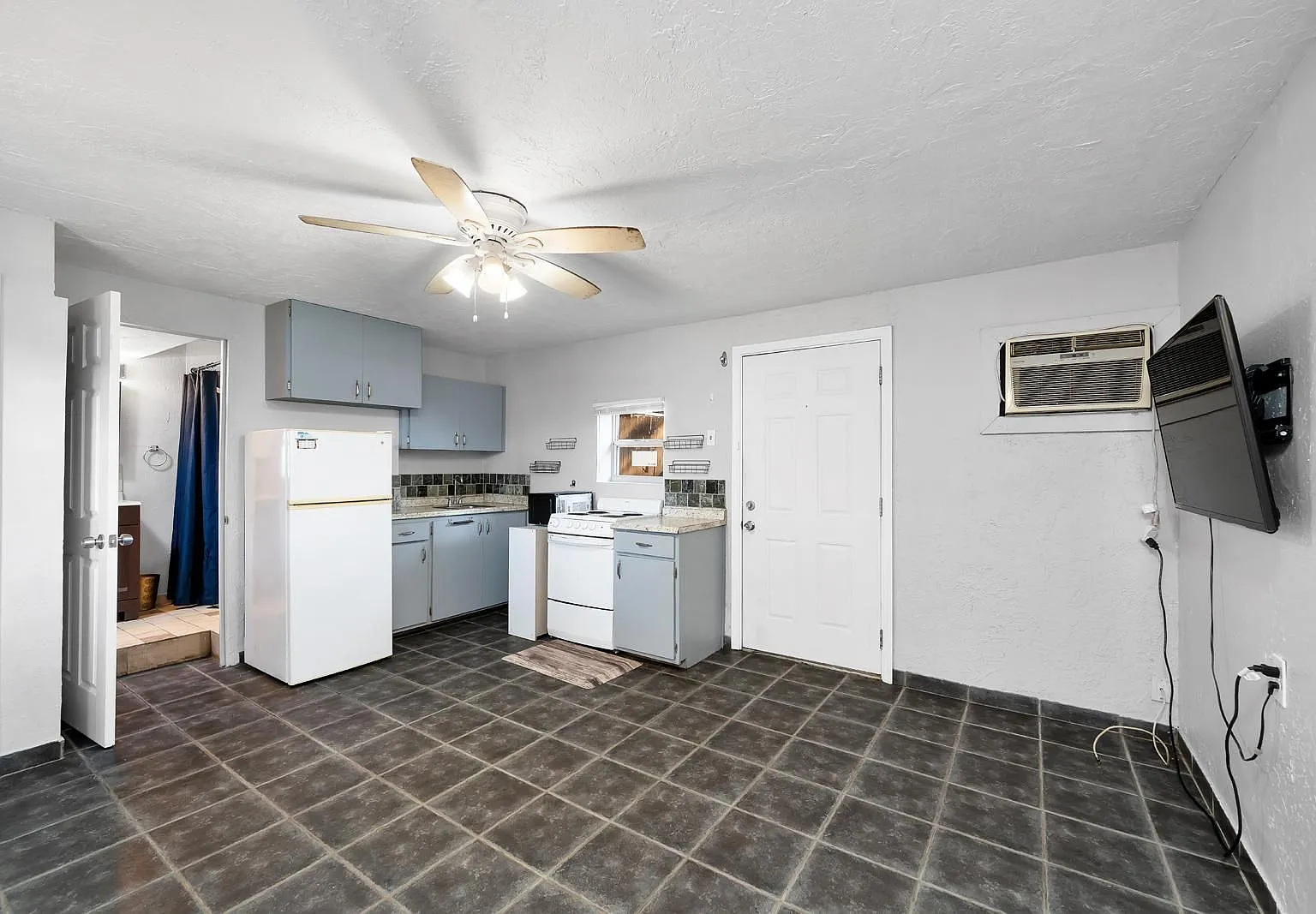 Studio, 1.0 bath, 322 sqft, $1,295 — Photo 2
