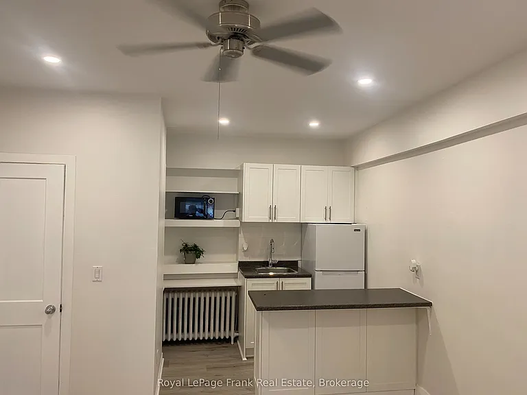 859 Dundas St W #3 — Photo 5