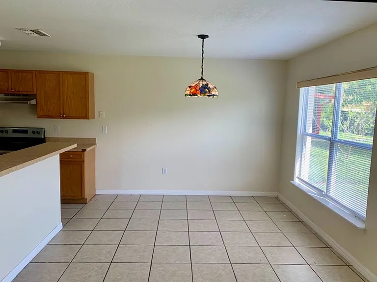 606 Robin Ln — Photo 5