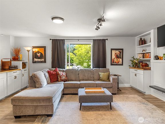 Private location in a sweet Shana Park cul-de-sac.>