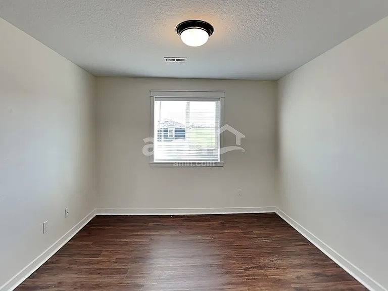 1027 E 16th St — Photo 13