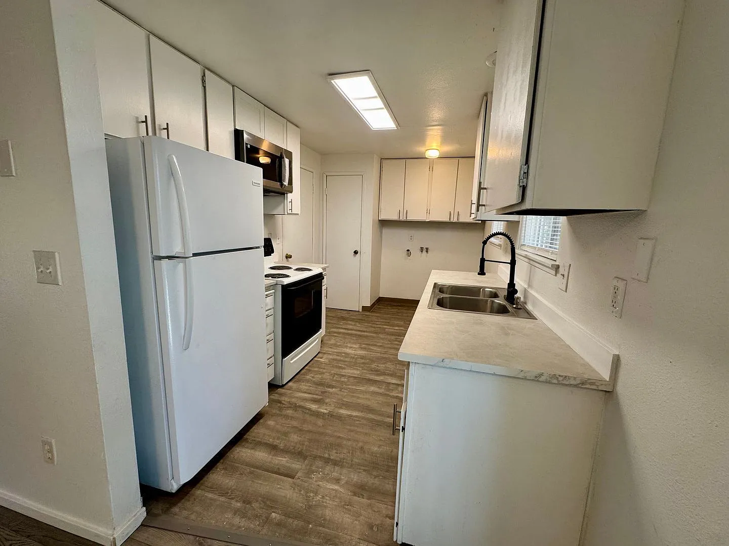 3 bed, 1.0 bath, 1086 sqft, $1,695 — Photo 2