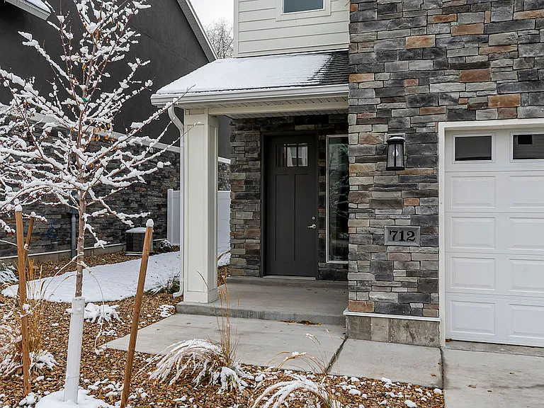 712 E Zekes Ct — Photo 4