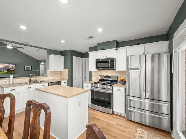 166 Fairwind Trail Dr, Conroe, TX 77385