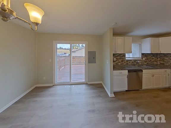 3rd image of 4985 Montebello Dr