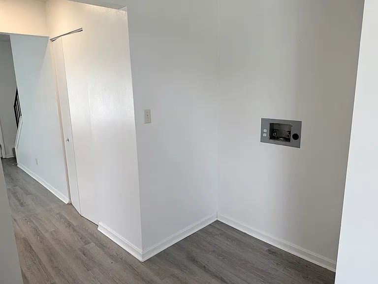 Jersey Ridge Apartments — Photo 16