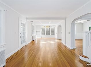 982 Queen Anne Rd, Teaneck, NJ 07666