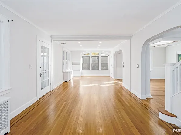 982 Queen Anne Rd, Teaneck, NJ 07666