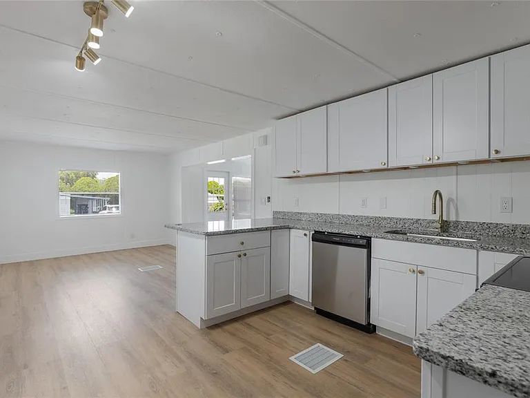 814 Roseapple Ave — Photo 5
