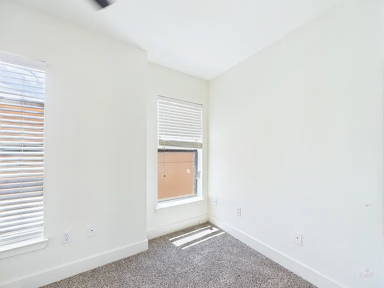 711 W 32nd St — Photo 115
