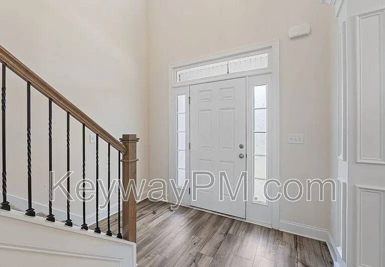 585 Hampton Dr — Photo 3