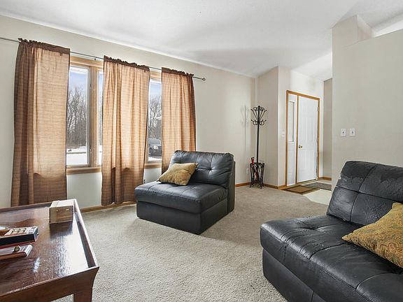 5th image of 109 Queensbury Pl NE