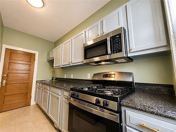 2nd image of 9 Fontainebleau Dr #D