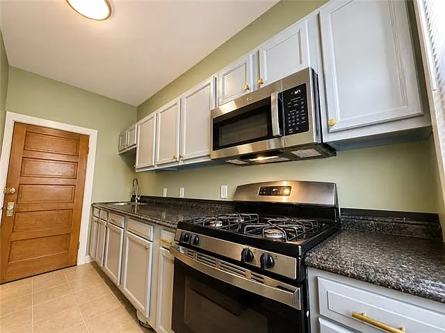 9 Fontainebleau Dr #D — Photo 2