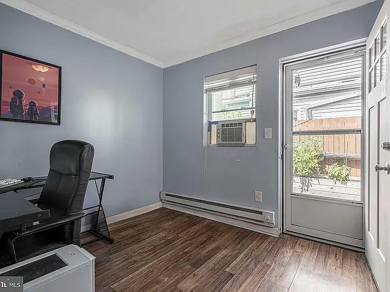 2209 E Harold St — Photo 2