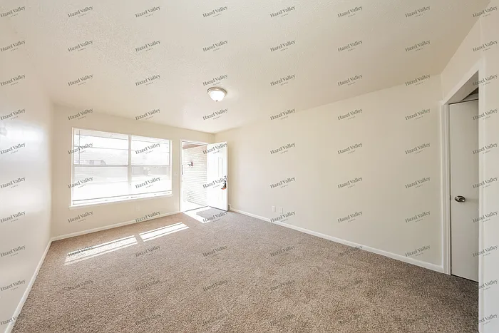 3 bed, 1.0 bath, 1277 sqft, $1,365 — Photo 3