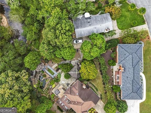 4th image of 950 Heritage Hls