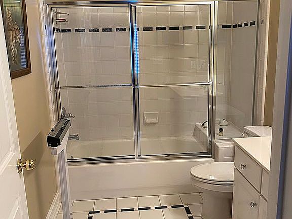 Bath of upstairs bedroom.