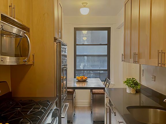 3rd image of 210 E 68th St APT 3b