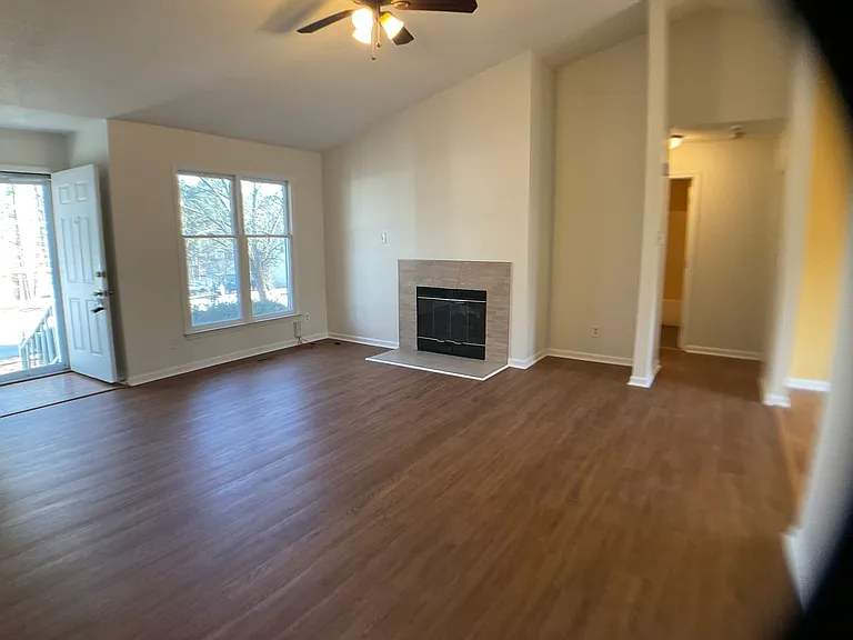 911 Glenrose Dr — Photo 2