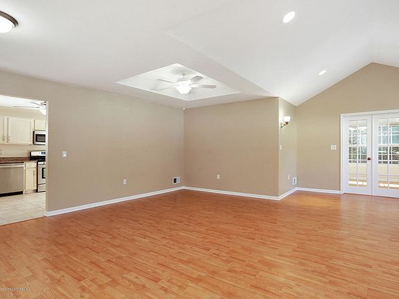 4th image of 2547 Brenton Ln