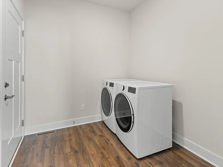W218N16046 Tiger Lily Dr — Photo 10
