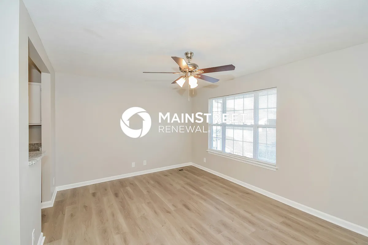 Photo 2 of 17 - 2607 Landrum Ct #19 - Springfield, TN Living Room - 2607 Landrum Ct #19